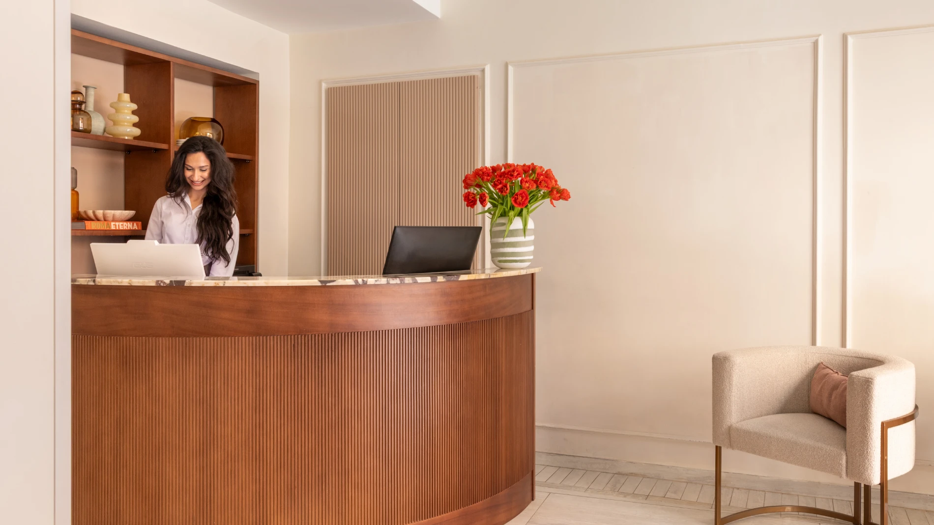 Reception with dedicated staff, designer desk and welcoming atmosphere near Rome’s Imperial Forums - Hotel Fori Imperiali, BZAR hotels in Rome