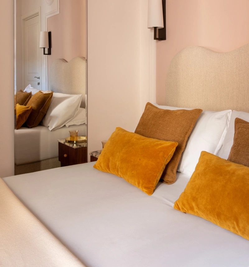 Bright standard room with double bed, natural fabrics and designer furnishings in the heart of Rome near the Imperial Forums - Hotel Fori Imperiali, BZAR hotels in Rome