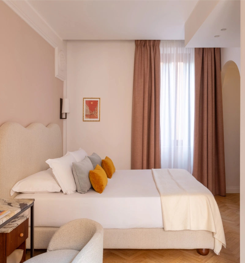 Refined deluxe room with generous space, relaxation area and contemporary furnishings near Rome’s Imperial Forums - Hotel Fori Imperiali, BZAR hotels in Rome