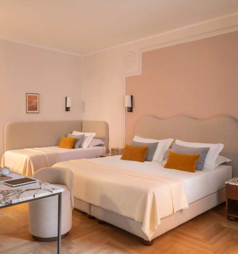 Elegant triple room with multiple beds, coordinated furnishings and modern comfort near Rome’s Imperial Forums - Hotel Fori Imperiali, BZAR hotels in Rome